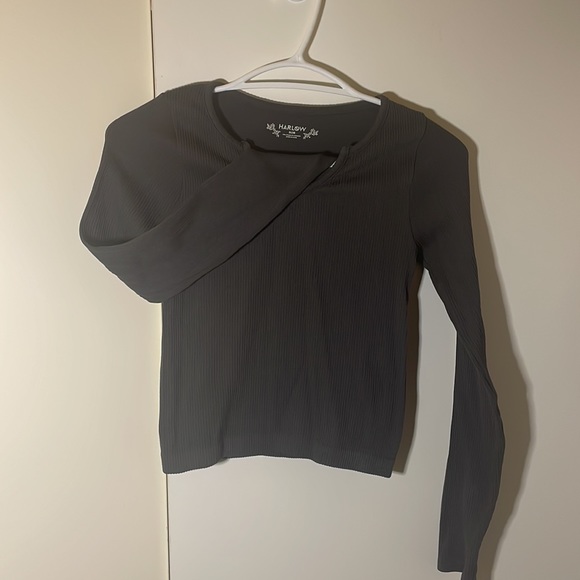 HARLOW Ribbed Long-Sleeve Cropped Shirt. Dark Grey. Size Medium. - Picture 2 of 5